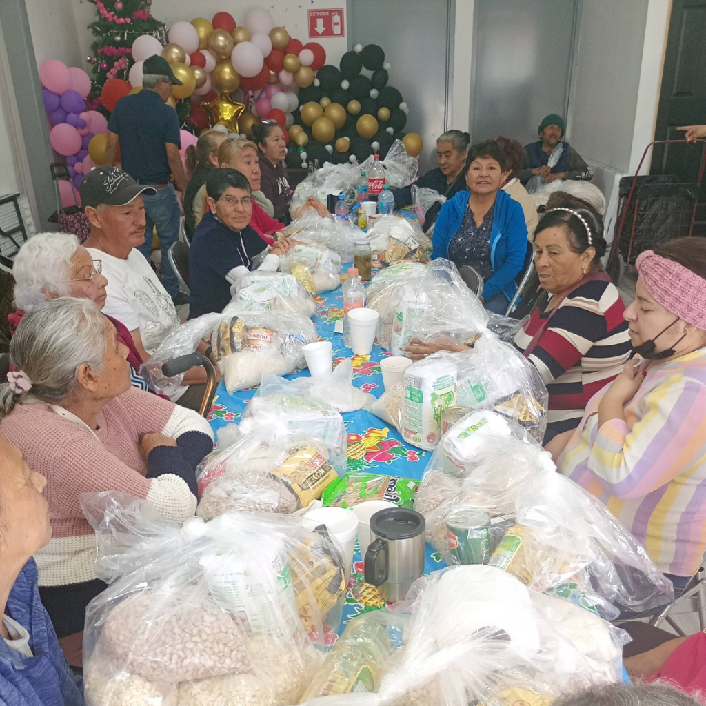 Entrega de despensa a adultos mayores